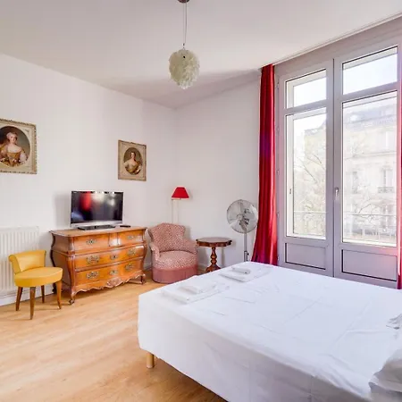 Lovely With Exceptional Terrace Бордо