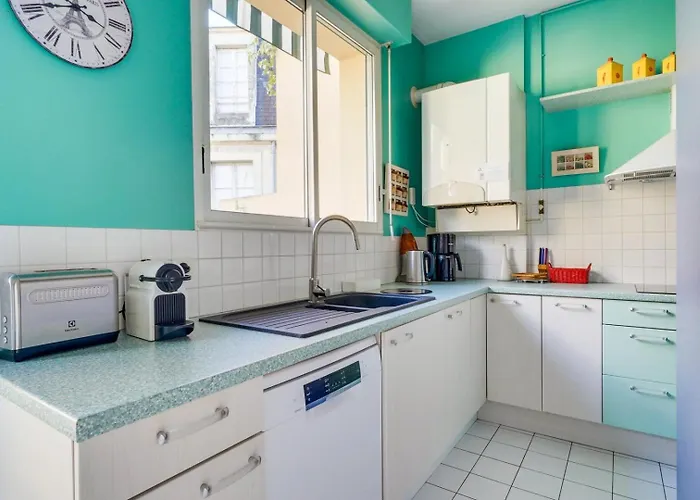 Lovely With Exceptional Terrace Lägenhet